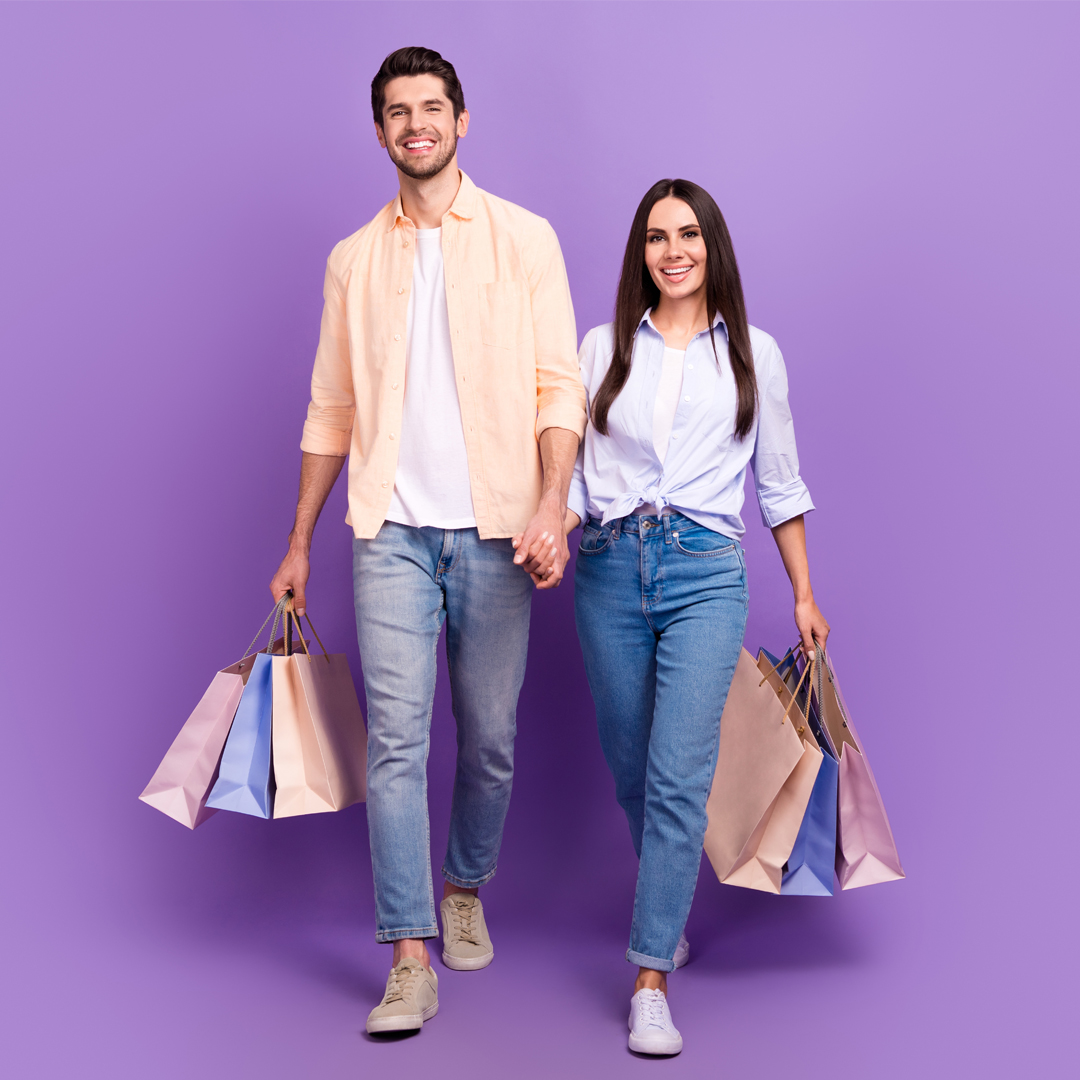 Casal com sacos de compras na mão