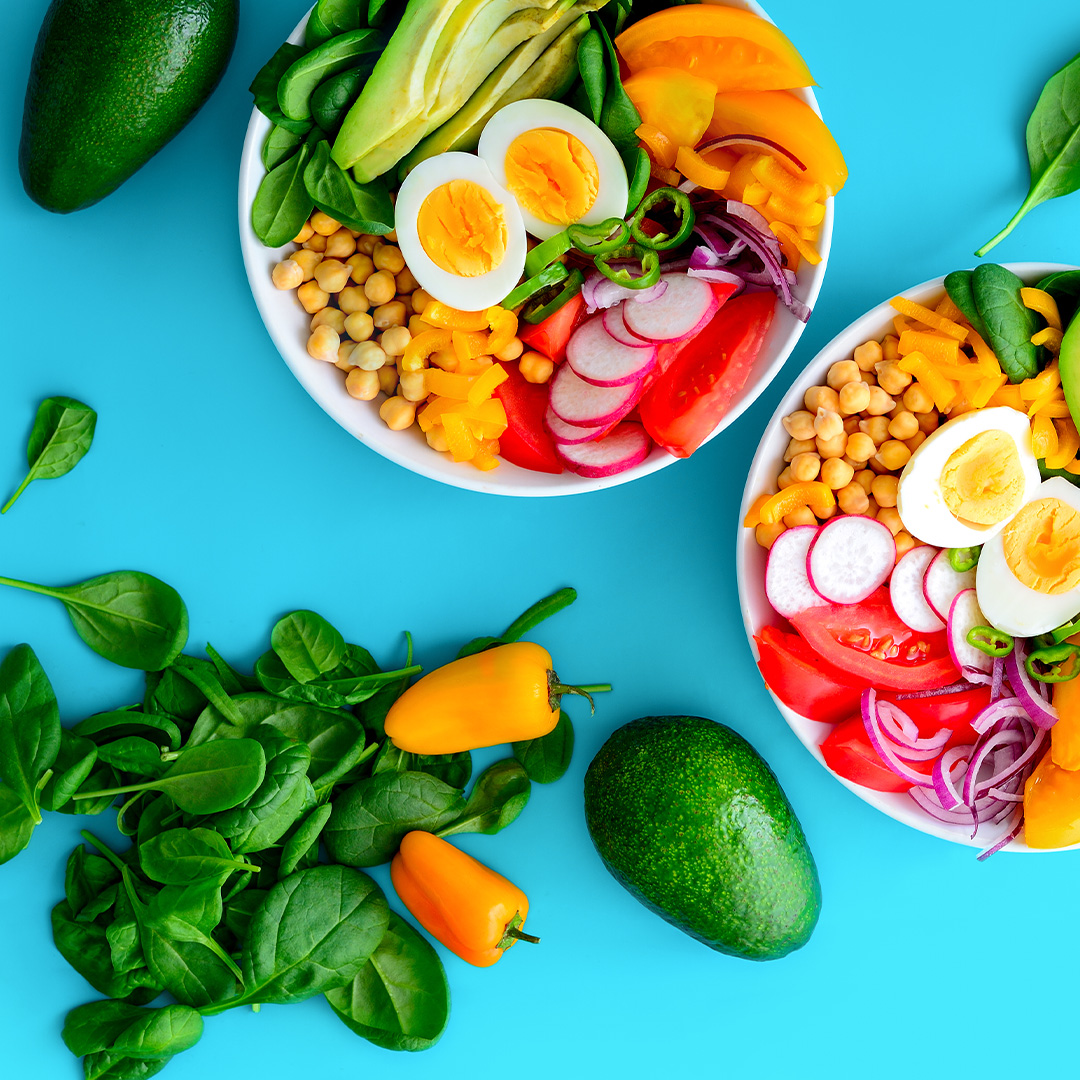 Pratos com salada e legumes