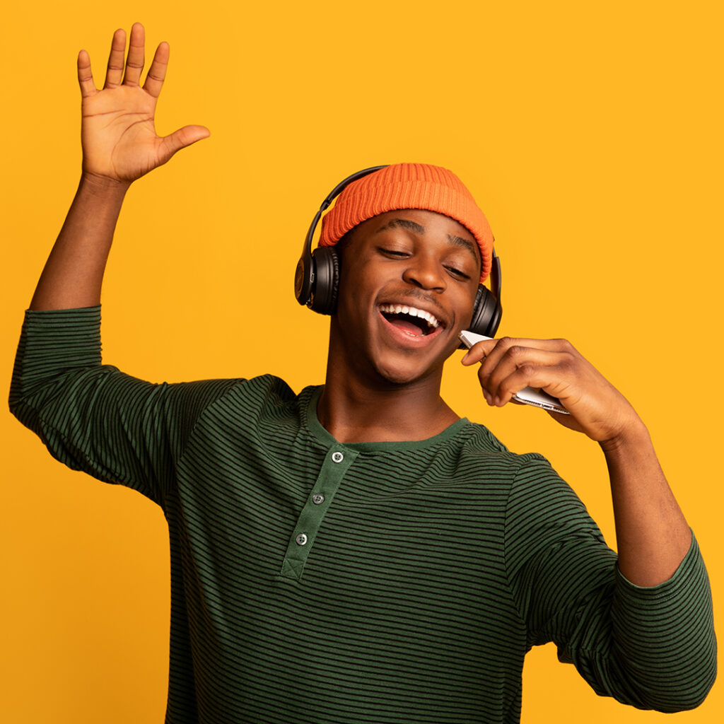 Rapaz a ouvir música